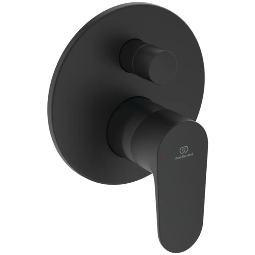 Schwarze Wandarmatur von Ideal Standard mit einem Hauptregler und einem zusätzlichen Bedienknopf, montiert auf einer runden Plattenrosette.
